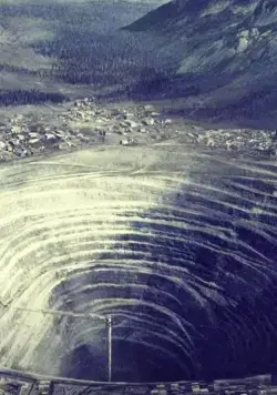 Постер: Белая стена / White Wall (2020)