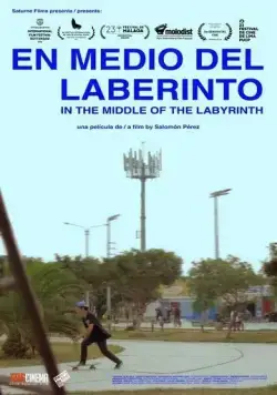 Постер: В середине лабиринта / En medio del laberinto (2019)